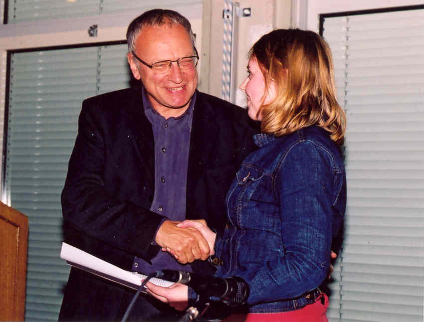 Literaturwettbewerb Deutsche Internationale Schule Den Haag 2002, Preisüberreichung durch Uwe Timm
